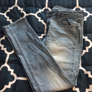 4 pairs of lightly worn American Eagle jeans